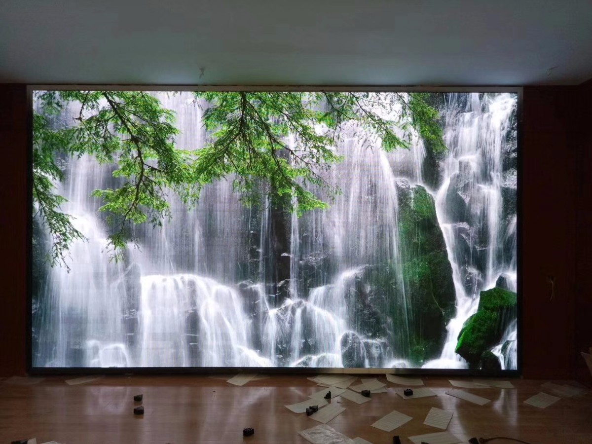 濰坊地理測繪局室內(nèi)P2.5全彩屏加班加點完工，等著看十九大呢